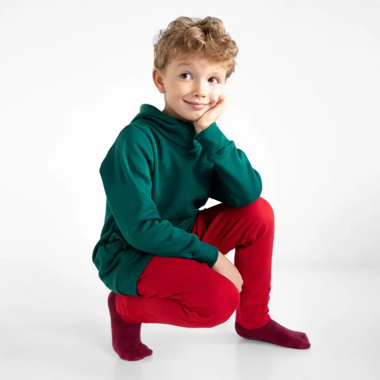 Dlaczego warto wybrać czerwone spodnie dla chłopca