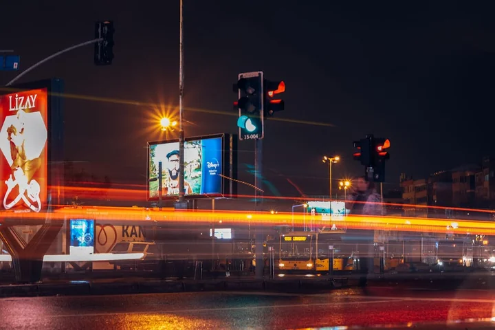 Jak wygląda proces produkcji kasetonów reklamowych