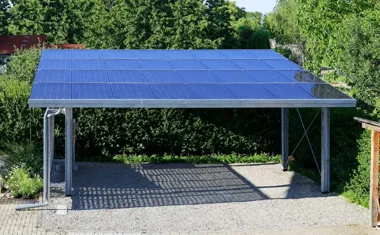 Obraz do artykułu: Samochód elektryczny ładowany z dachu blaszaka. Ile energii naprawdę da mały garaż?