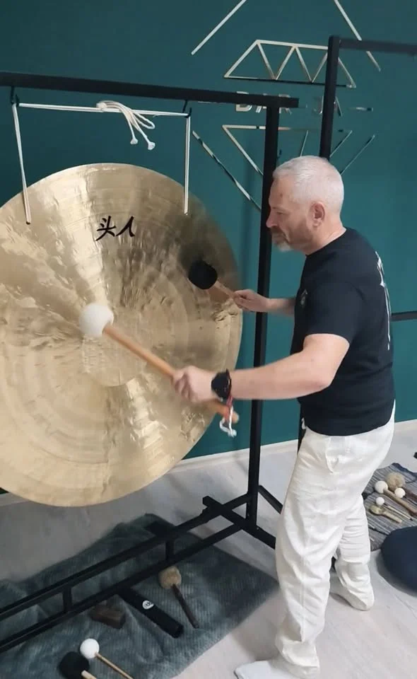 Grafika promocyjna wydarzenia Koncert Gongów z Arkadiuszem – dźwiękowy start Nowego Roku