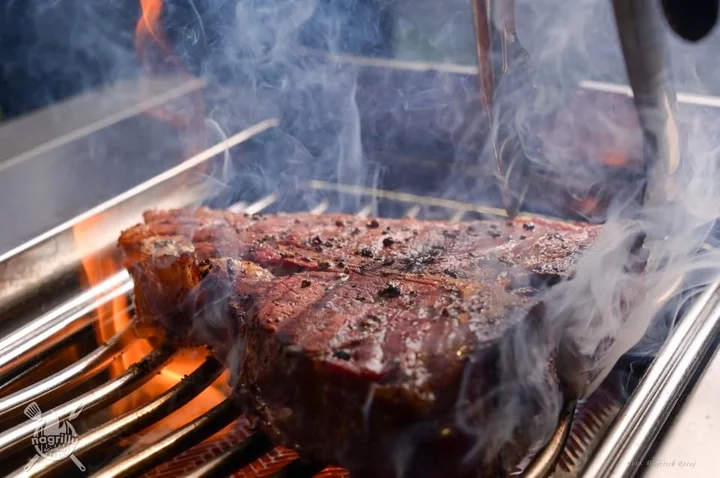 Grafika promocyjna wydarzenia Majówka Premium w Nagrillu Square — steki, Napoleon i mistrzowskie grillowanie w Mysłowicach