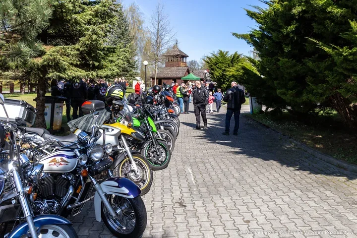 Motocyklowy sezon w Mysłowicach zaczął się od muzeum i strażackiego pokazu