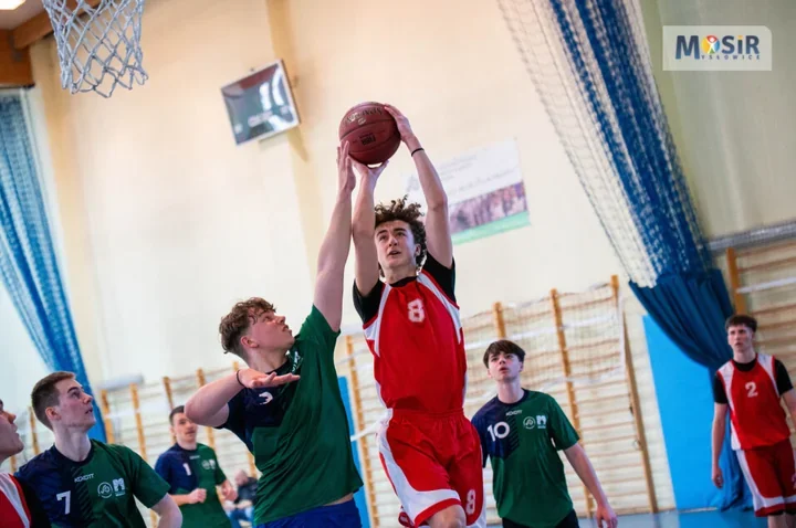 Trzy szkoły, jedno dramatyczne zakończenie - I LO mistrzem koszykarskich zmagań