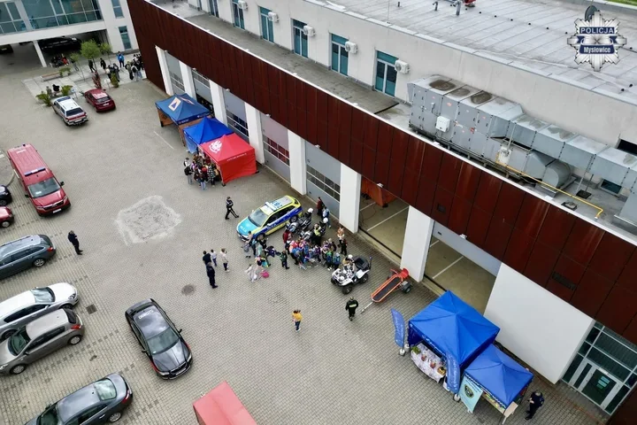 Radiowóz i motocykle w centrum uwagi na dniach otwartych PSP w Mysłowicach