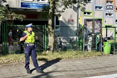 Pierwszoklasiści pod ochroną policjantów. Kontrole przy szkołach w Mysłowicach