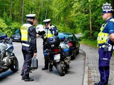 Kierowca Mercedesa ruszył na czerwonym i miał ponad 0,6 promila