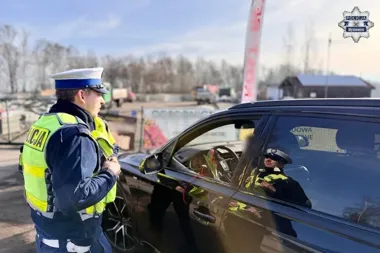 Mysłowicka drogówka rozdawała tulipany podczas kontroli - uśmiech i przypomnienie o bezpieczeństwie