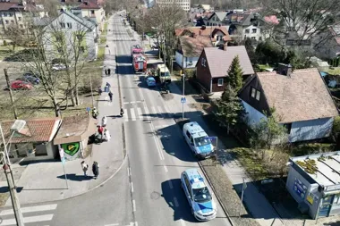 Sekundy po zderzeniu na Dzierżonia - pieszy ranny, 60-latka stanie przed sądem