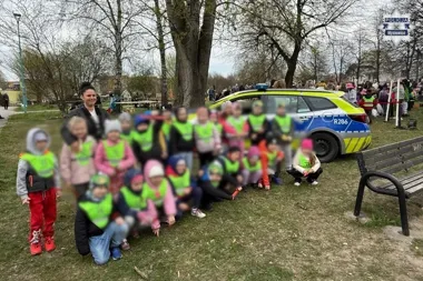 Radiowóz i motocykl przyciągnęły tłum - policjanci dali ważną lekcję dzieciom