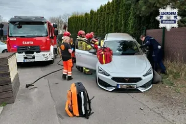 Nieprzytomny kierowca wbił Cuprę w płot na Białobrzeskiej - policjanci wybili szyby