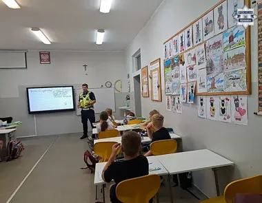 W Mysłowicach policjant mówił o obowiązku, który dotyczy dzieci do 16 lat