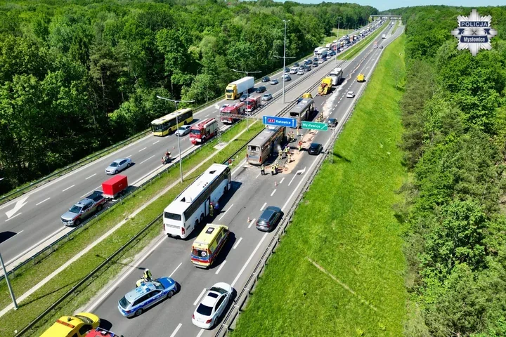Sekundy przed zjazdem na Mysłowice - dwa autokary z dziećmi zderzyły się na A4